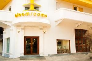 新德里Bloomrooms @ New Delhi Railway Station的白色的建筑,上面有棕色的洋葱标志