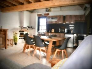 Flines-lès-Mortagne的住宿－La cabane du chasseur，厨房配有木桌和四把椅子