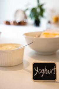 a small sign in front of two bowls of food at Southern Cross Lodge Methven in Methven