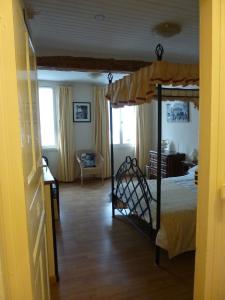 ein Schlafzimmer mit einem Etagenbett in einem Zimmer in der Unterkunft Chateau View Chambres d'hôtes in Quillan