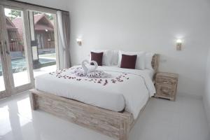 เตียงในห้องที่ Nyang - Nyang Bungalow Uluwatu
