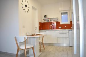 Η κουζίνα ή μικρή κουζίνα στο Room & 4 Studios - Modern Comfy Central - FREE Netflix