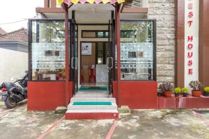 Exteriér nebo vchod ubytování RedDoorz near Dino Park + 10 fotografií