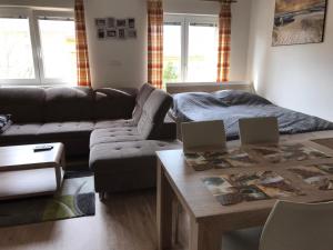ein Wohnzimmer mit einem Sofa und einem Tisch mit zwei Laptops in der Unterkunft Apartmán Monny in Frymburk