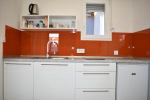 Η κουζίνα ή μικρή κουζίνα στο Room & 4 Studios - Modern Comfy Central - FREE Netflix