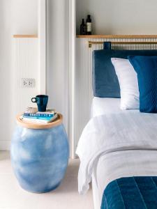 ein Schlafzimmer mit einer großen blauen Vase neben einem Bett in der Unterkunft Blu 395 in Bangkok
