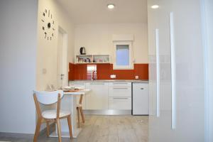 Η κουζίνα ή μικρή κουζίνα στο Room & 4 Studios - Modern Comfy Central - FREE Netflix