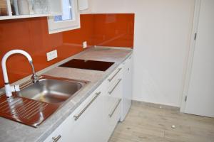 Η κουζίνα ή μικρή κουζίνα στο Room & 4 Studios - Modern Comfy Central - FREE Netflix