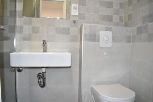 Ένα μπάνιο στο Room & 4 Studios - Modern Comfy Central - FREE Netflix