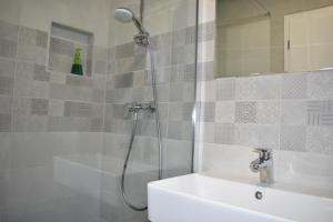 Ένα μπάνιο στο Room & 4 Studios - Modern Comfy Central - FREE Netflix