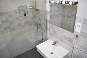 Ένα μπάνιο στο Room & 4 Studios - Modern Comfy Central - FREE Netflix