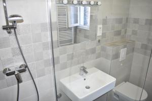 Ένα μπάνιο στο Room & 4 Studios - Modern Comfy Central - FREE Netflix