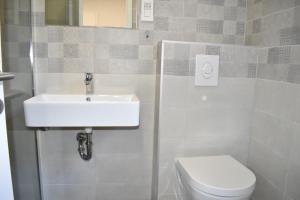 Ένα μπάνιο στο Room & 4 Studios - Modern Comfy Central - FREE Netflix