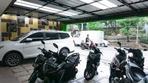 查亞普拉的住宿－RedDoorz near Pelabuhan Jayapura，停放在车库里的一群摩托车
