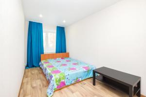 ノヴォシビルスクにあるNSK-Kvartirka, Apartment Blyukhera 65の小さなベッドルーム(ベッド1台、テーブル付)