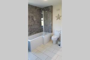 een badkamer met een bad en een toilet bij Hurricane in Boston