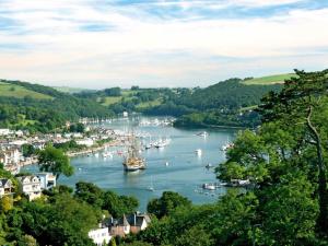 Blick auf einen Fluss mit Booten in der Unterkunft Pixie Cottage in Dartmouth