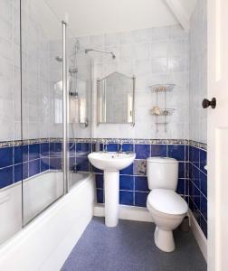 Seacliff Cottage في ويتبي: حمام مع مرحاض ومغسلة ودش