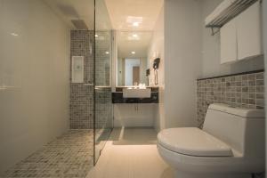 ein Bad mit einem WC und einem Waschbecken in der Unterkunft Hotel Clover Patong Phuket - SHA Plus in Patong Beach