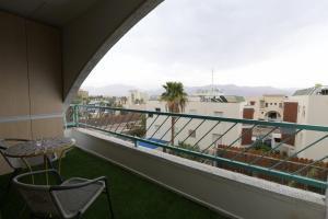 balcón con mesa, sillas y vistas en Family holidays in Eilat., en Eilat