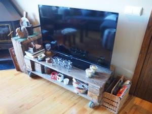 TV a/nebo společenská místnost v ubytování Espectacular apartamento de montaña en Alp