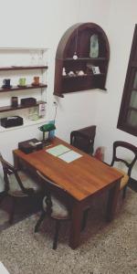 台南的住宿－民生綠園，一张木桌,房间配有两把椅子