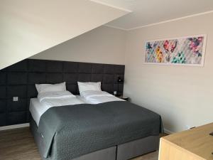 Posteľ alebo postele v izbe v ubytovaní Apartamenty Leśna 1