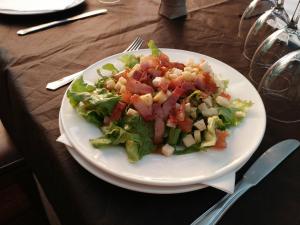 Comida en o cerca de este hotel