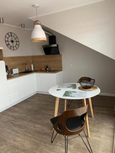 Kuchyňa alebo kuchynka v ubytovaní Apartamenty Leśna 1