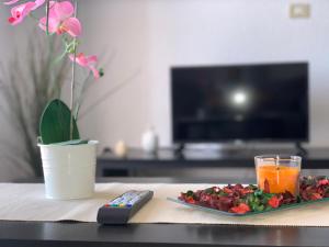 een bord eten en drinken op een tafel bij Quiet Studio, Incredible views, Climatized pool, FREE WIFI in Arona