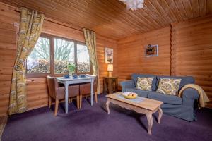 Posezení v ubytování Redlands Country Lodge Apartments with Hot Tubs