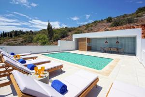 uma villa com uma piscina e espreguiçadeiras em Villa Ocean Marina, Panoramic and heatable Pool em Albufeira