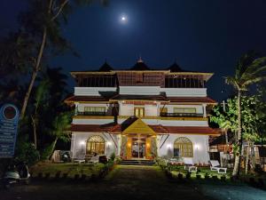 un gran edificio de noche con la luna en el cielo en Sea View Resort-& Spa Cherai, en Cherai Beach