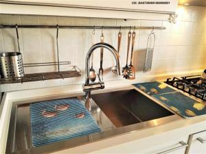 A kitchen or kitchenette at La Bomboniera