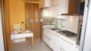 A kitchen or kitchenette at La Bomboniera