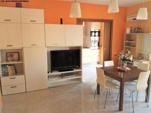 A kitchen or kitchenette at La Bomboniera