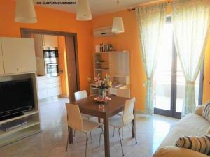 A kitchen or kitchenette at La Bomboniera