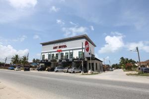 ein Gebäude an der Seite einer Straße neben einer Straße in der Unterkunft Super OYO 89678 Ady Hotel in Kuala Terengganu