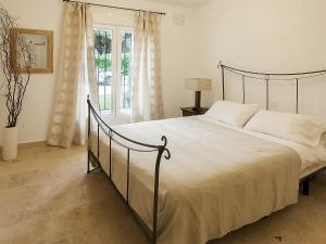 - une chambre avec un grand lit et une fenêtre dans l'établissement Apartment El Presidente by Interhome, à Estepona