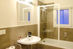 łazienka z umywalką i prysznicem w obiekcie Splendid two room Suite we Florencji