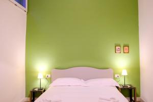 zielona sypialnia z białym łóżkiem i 2 lampami w obiekcie Splendid two room Suite we Florencji