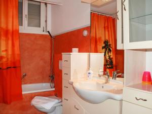 ein Bad mit einem Waschbecken und einem WC in der Unterkunft Apartment Residenza Lido-24 by Interhome in Locarno