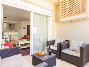sala de estar con 2 sillas y mesa en Apartment Puerto Paraiso-1 by Interhome, en Estepona