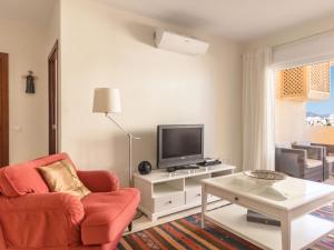 Μια τηλεόραση ή/και κέντρο ψυχαγωγίας στο Apartment Puerto Paraiso II by Interhome