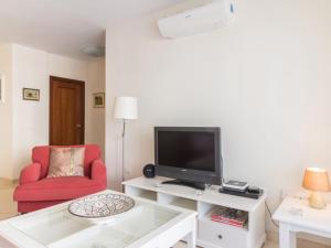Μια τηλεόραση ή/και κέντρο ψυχαγωγίας στο Apartment Puerto Paraiso II by Interhome +25 φωτογραφίες