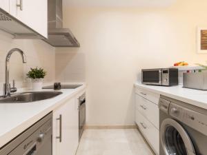 cocina con fregadero y microondas en Apartment Puerto Paraiso-1 by Interhome, en Estepona
