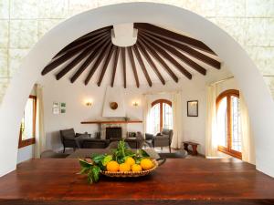 una habitación con una mesa con un tazón de naranjas. en Holiday Home Miss by Interhome, en Fanadix 13 fotos más