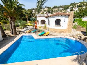 - une piscine en face d'une villa dans l'établissement Holiday Home Miss by Interhome, à Fanadix
