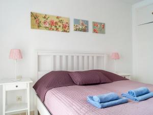 1 dormitorio con 1 cama con 2 toallas azules en Holiday Home Villas de Madrid by Interhome, en Estepona