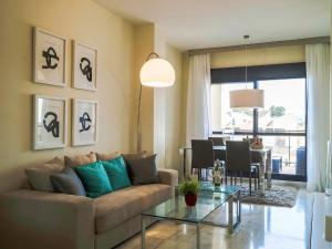 sala de estar con sofá y mesa en Apartment Cosmo Beach-1 by Interhome, en Estepona